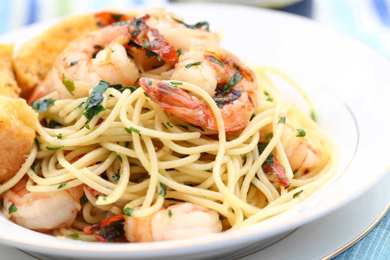 Salsa con camarones. Nada como la combinación de una pasta y este fruto del mar, tienes que probarla. Cuando prepares la salsa que bañe tu pasta, no olvides añadir los camarones previamente sazonados y listo tienes un sabor diferente en tu mesa.