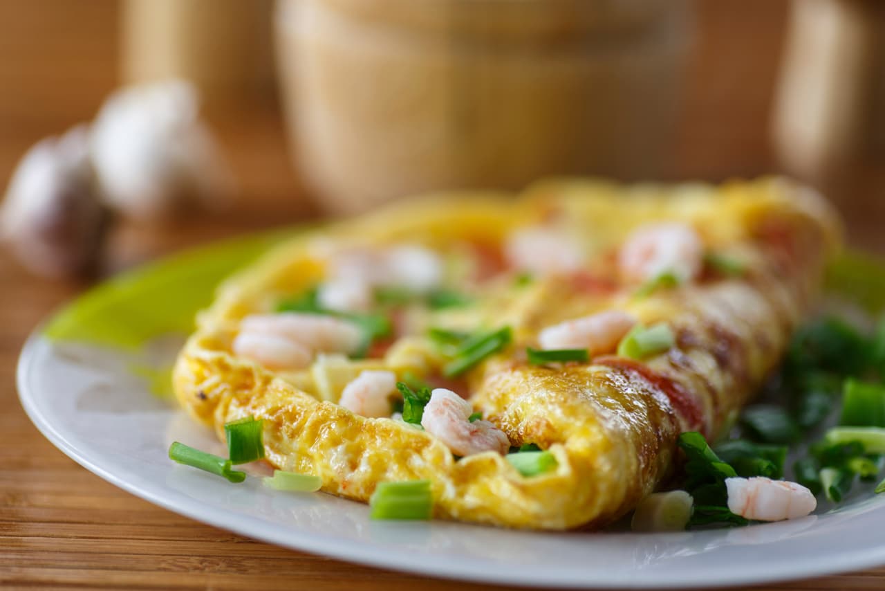 Calzone con camarones. Pero si lo tuyo es un toque de la comida italiana en tu mesa, prepara un calzone de camarones. Puede ser una excelente opción para una cena, rica, rápida y saludable.