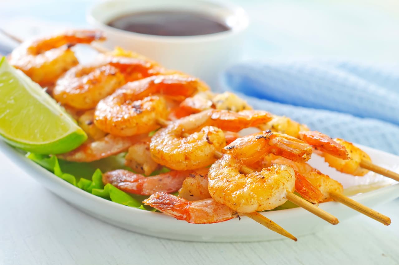 Brochetas con camarones. Las brochetas son una excelente opción para el verano, más aún en las parrilladas. Prepara unas brochetas con camarones, puedes añadir tomates cherry, pimientos, o algún queso.