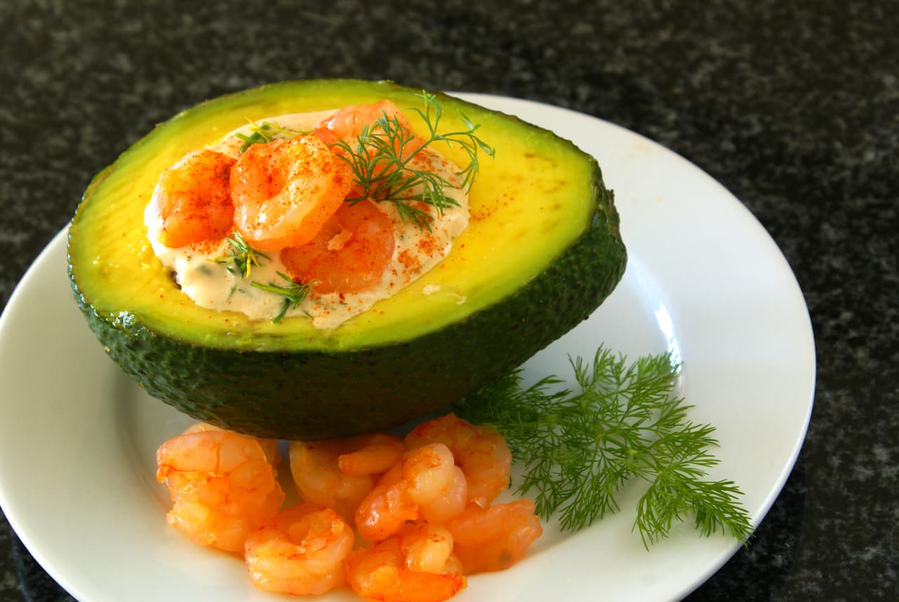 Aguates rellenos de camarones. ¿Quieres una bomba de sabor? Combina aguacates y camarones y ¡bang!, solo debes partir a la mitad los aguacates y rellenas con la mezcla de la mayonesa, ketchup, azúcar, jugo de limón, pimienta y salsa tabasco.