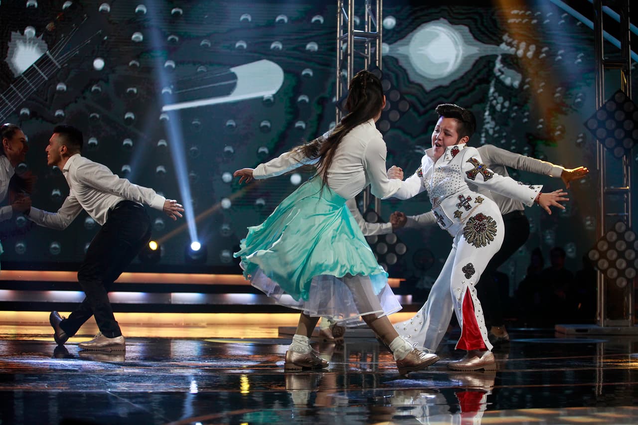 El bailarín de 'Victoria y sus victoriosos' no se intimidó al bailar con esta bailarina.