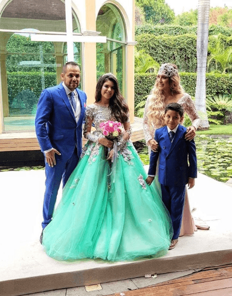 "Mi primo me dijo, 'es hijo de Chuy Figueroa', no podía creer que 
<b>era el mismo chamaquito flaco y escandaloso</b> que me caía gordo...", cuenta Linda Figueroa quien posa aquí con Hugo y sus dos hijos.