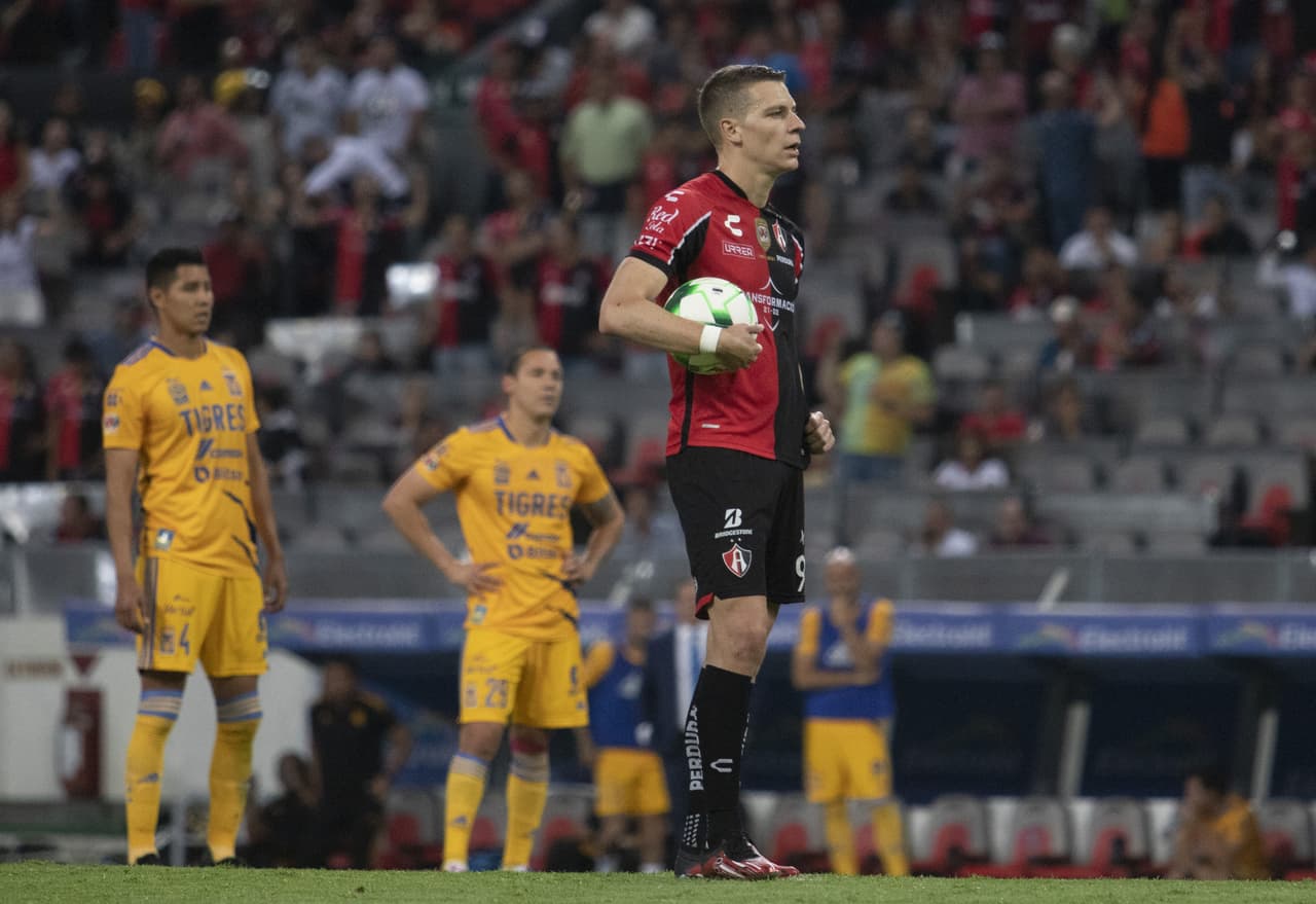 Atlas hizo valer su condición de local en el Estadio Jalisco y lleva ventaja para la vuelta de la Semifinal ante Tigres en el Universitario.