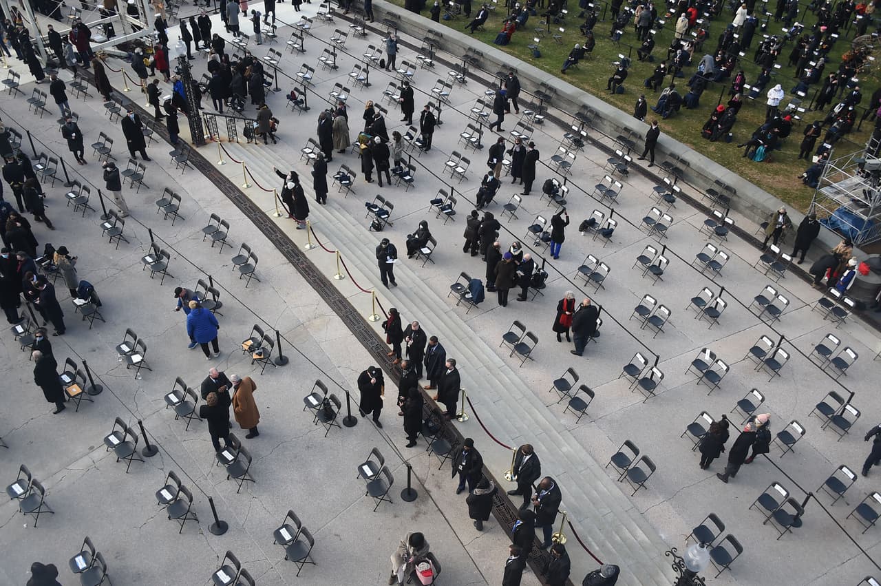Los pocos asistentes al evento serán colocados en espacios separados para mantener la distancia social.