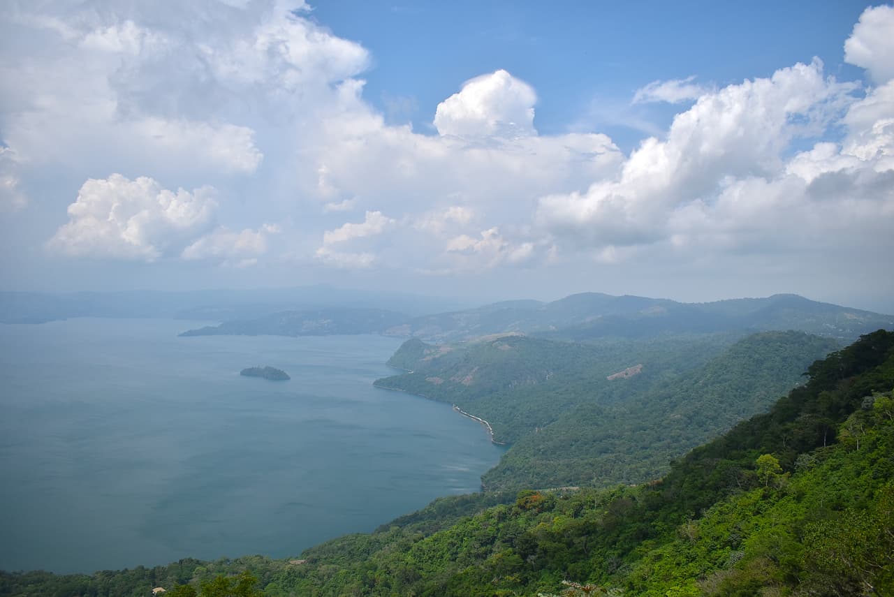 <h3 class="cms-H3-H3">Ilopango, El Salvador</h3>
<br>
<br>El volcán, 
<b>cuyo cráter es ahora un lago que lleva el mismo nombre,</b> tuvo una explosión que es considerada como una de las peores en los últimos 200,000 años. Algunos historiadores atribuyen al desastre, ocurrido hacia el año 450 d. C., la desaparición de varias ciudades mayas. 
<br>
<br>Según Volcano Discovery, los efectos de la erupción aún se pudieron sentir durante más de un año después porque el cielo estaba nublado con ceniza y polvo. Las cosechas fueron afectadas en todo el planeta, de acuerdo con récords de todo el mundo (desde Roma a China). Durante el año en que Ilopango hizo erupción por primera vez, más de 100,000 personas fallecieron. 
<br>