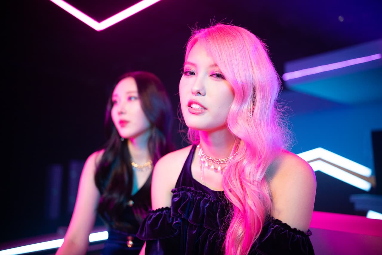 AhIn, Jane, JooE, Nancy, HyeBin & NaYun son las integrantes actuales de este grupo femenino de K-Pop, que ha tenido éxitos como "BAAM", "Bboom Bboom" y "I'm So Hot", con más de 838 millones de reproducciones en Youtube.