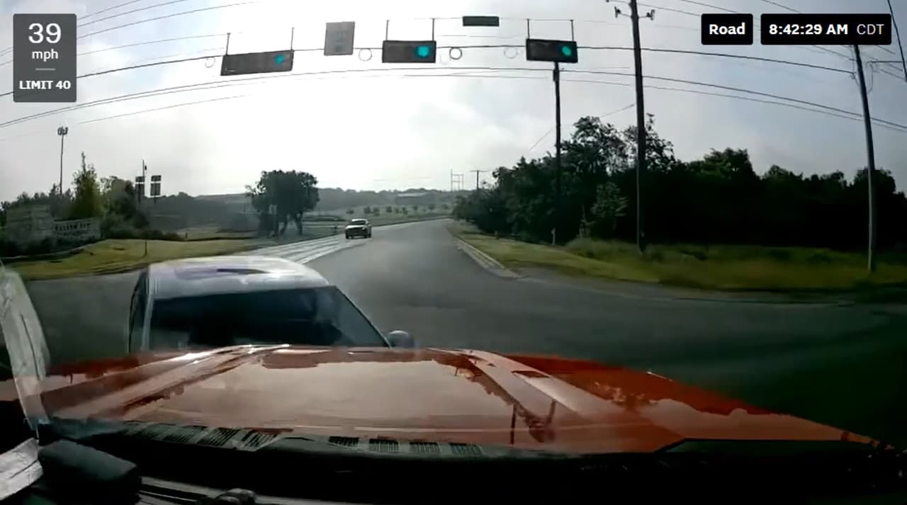 De pronto la ambulancia y el vehículo chocaron, dejando a uno de los pasajeros del auto con heridas.