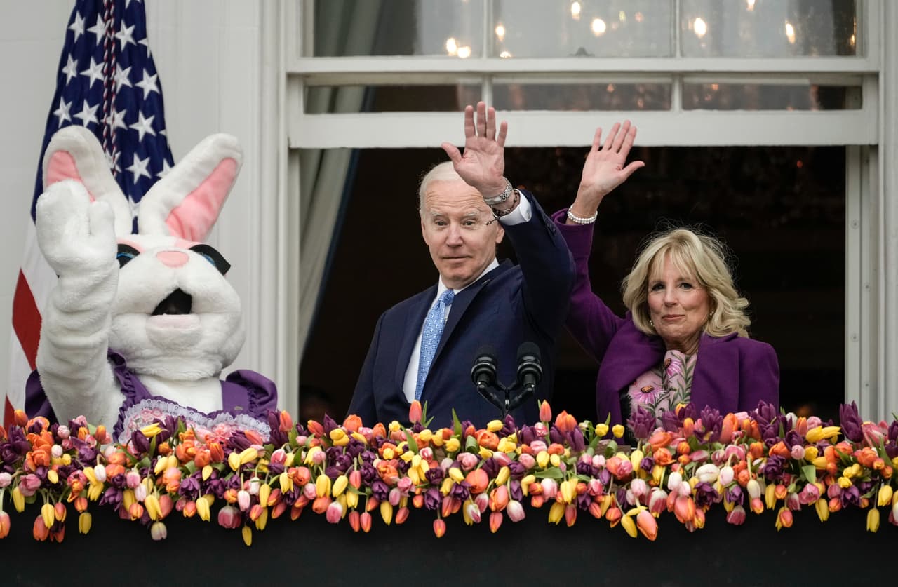 <b>La primera dama, quien es profesora de un colegio comunitario, convirtió el jardín sur en una comunidad escolar con una variedad de estaciones educativas. </b>"El espíritu determinado de la educación es lo que queríamos honrar en este Easter Egg Roll", dijo en breves palabras de bienvenida.
<br>
<br>