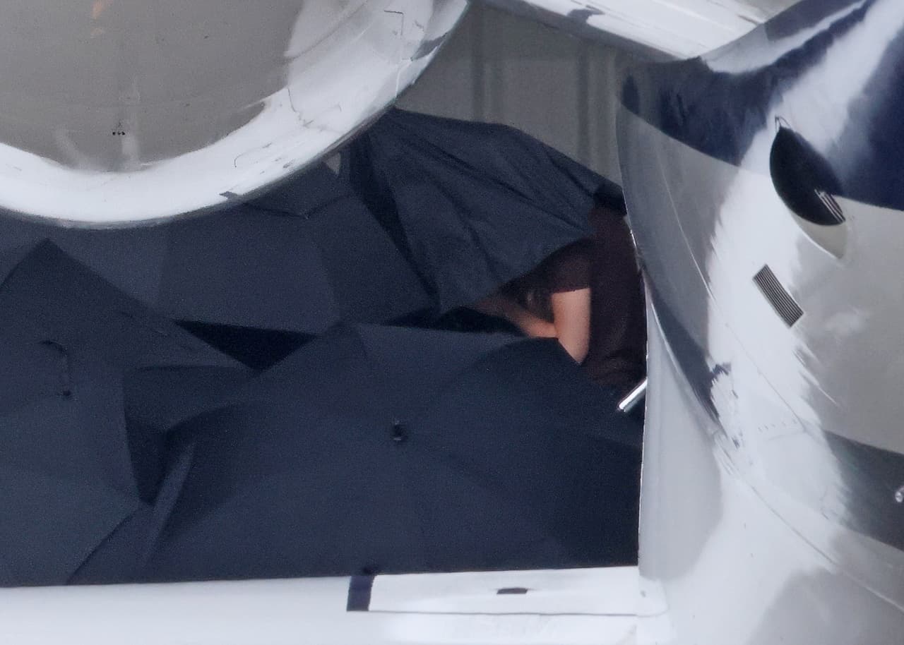 Captan a Taylor Swift bajando de incógnito de su jet privado en aeropuerto de Santa Bárbara.