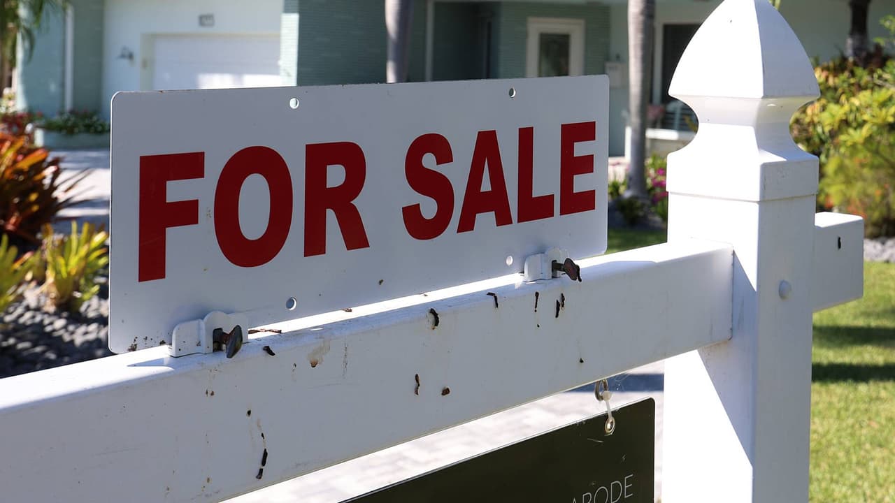 También existen organizaciones que ayudan a comprar una vivienda.
<br>
<br>La Agencia de Financiamiento Hipotecario y Vivienda cuenta con un programa que le proporciona ayuda a las personas para que puedan cumplir el sueño de adquirir una casa. 
<br>
<br>La asistencia es de $15,000 para quienes compran vivienda por primera vez o no hayan sido propietarios en los últimos tres años.
<br>
<b><a href="https://www.univision.com/local/nueva-york-wxtv/nueva-york-nueva-jersey-apoyos-comprar-casa" target="_blank">Revisa aquí los requisitos y cómo aplicar.</a></b>