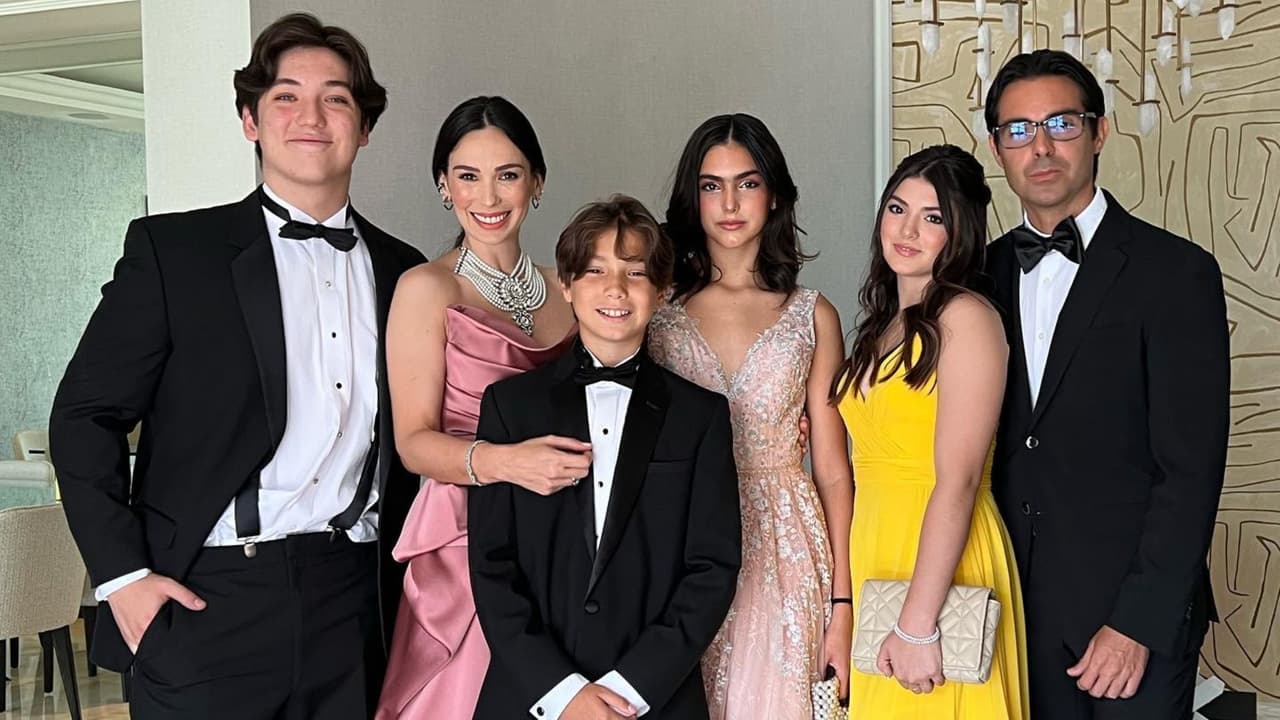 Ellos son todos los hijos de Ernesto D'Alessio y Charito Ruiz.