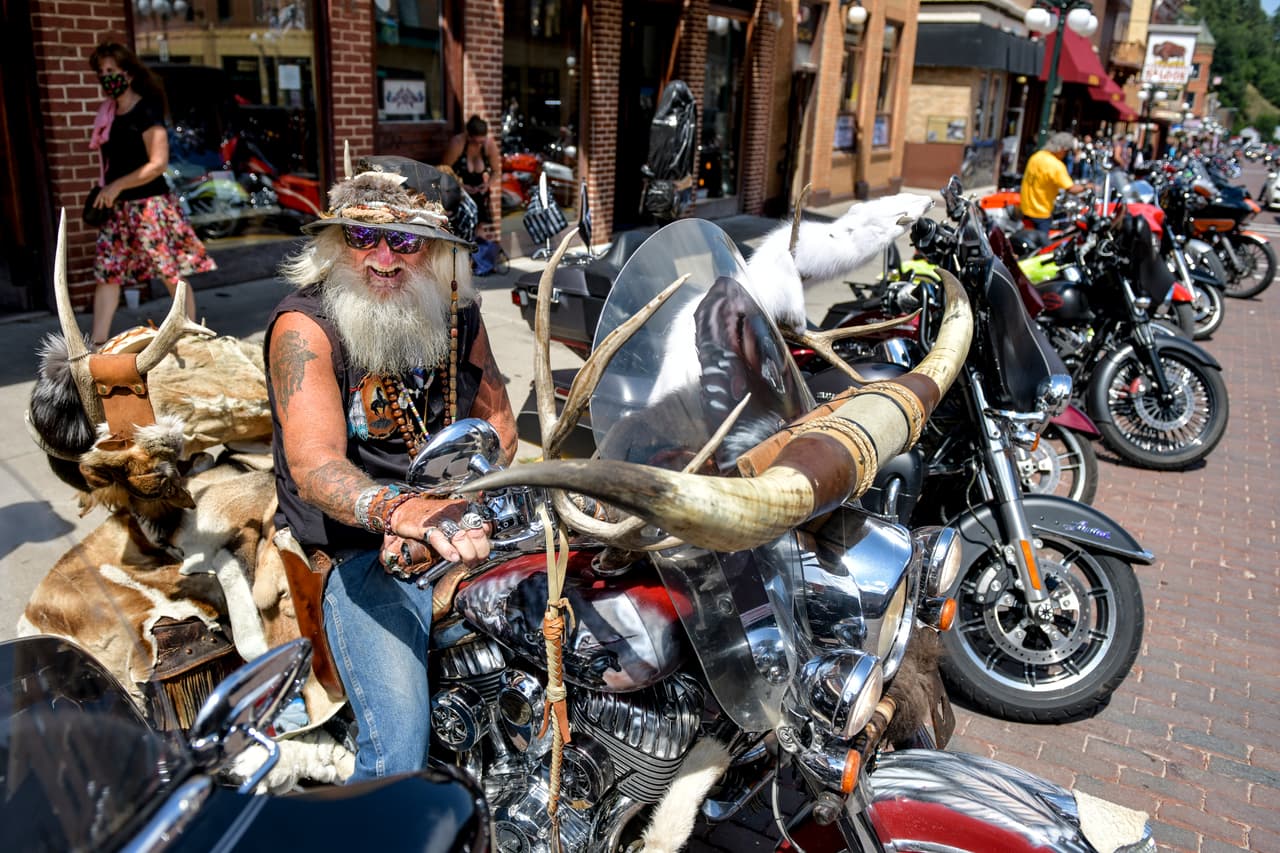 Un motociclista en el centro de Deadwood, Dakota del Sur durante el '80th Annual Sturgis Motorcycle Rally'.