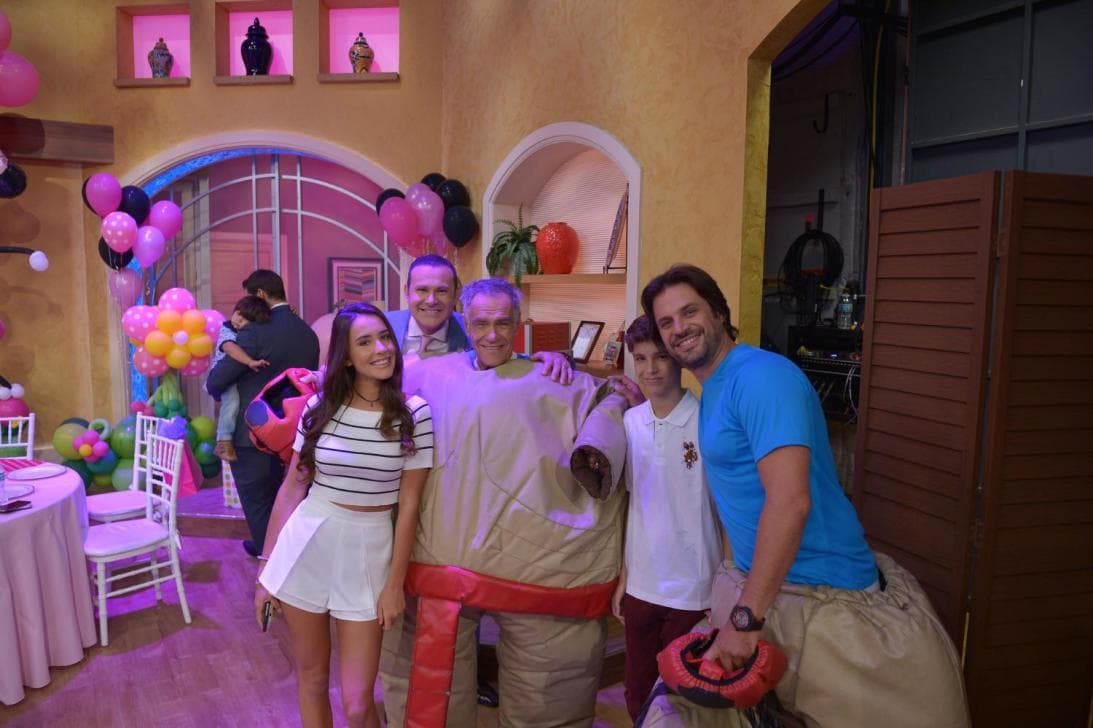 Don Alejandro disfrutaba ver a sus hijos desarrollándose profesionalmente, y hasta participaba en las aventuras de ellos. Cada vez que pisaba el set de Despierta América era diversión segura, aquí lo vemos conviviendo con su familia en una edición del programa.
<br>