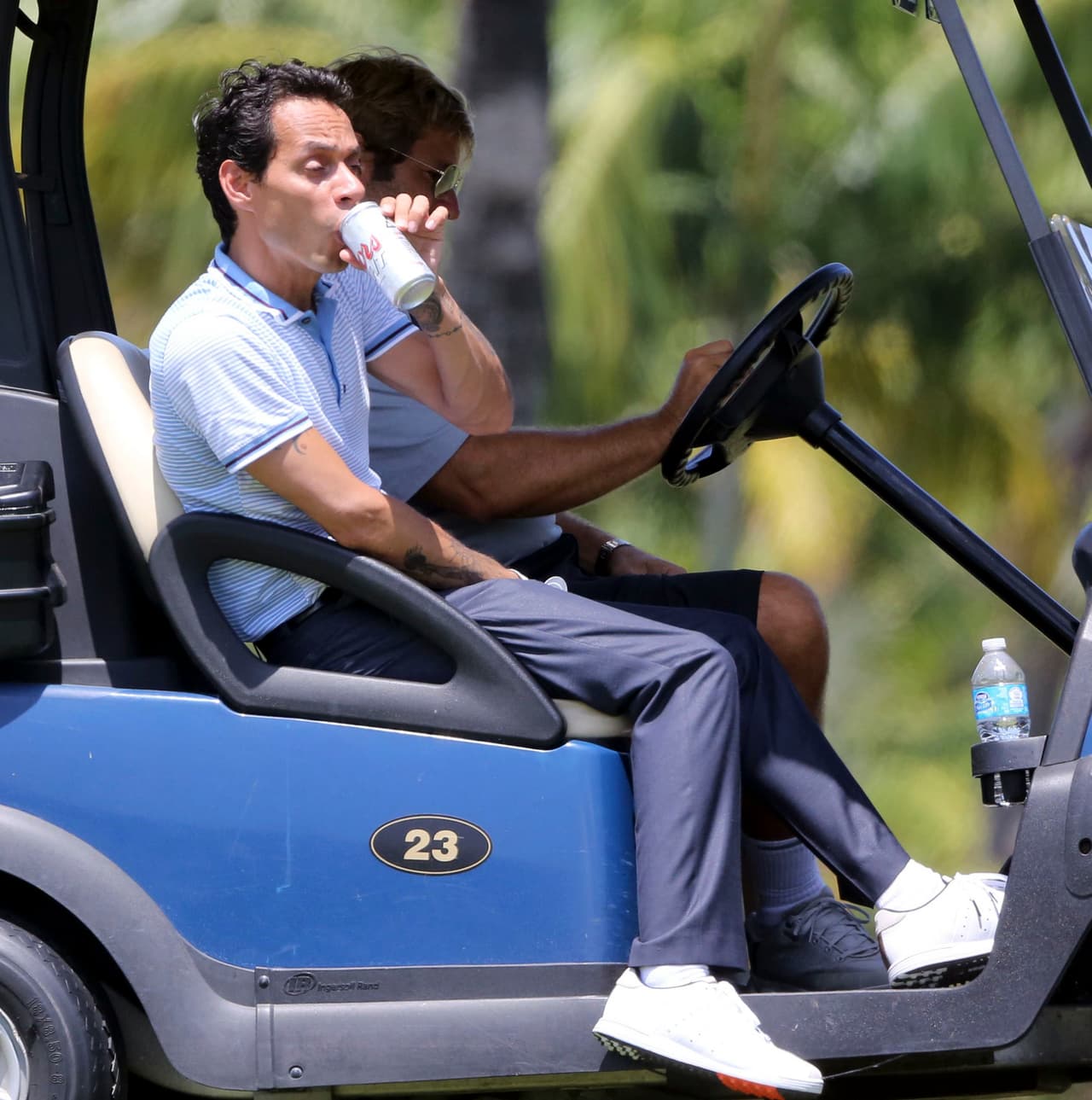 Marc Anthony le da un traguito a su cerveza.