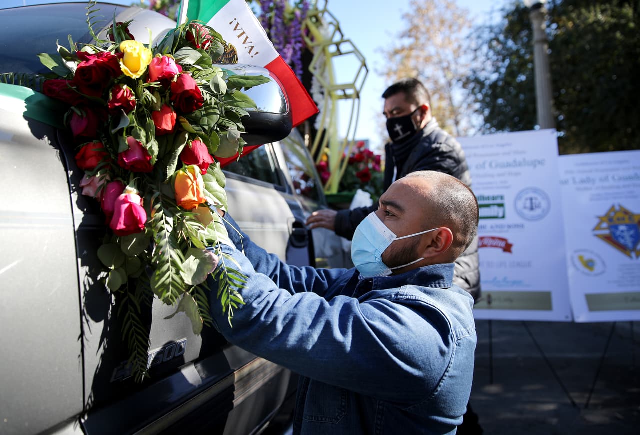 Esta tradicional procesión normalmente atrae a unas 40,000 personas. Sin embargo, este año se realizó una pequeña caravana de automóviles adornados con flores en medio de los protocolos de seguridad por la pandemia.