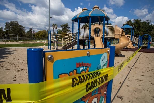 El cierre de parques incluye áreas recreativas para niños (playgrounds) en todo el condado.
