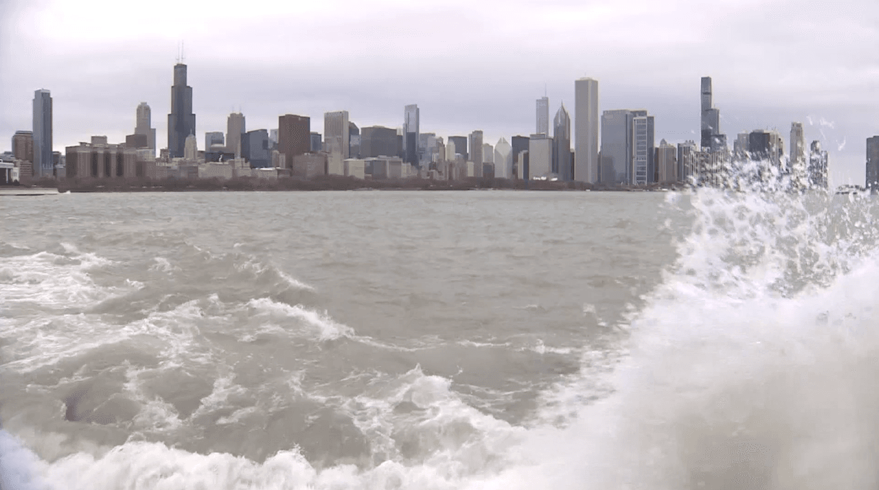 Se esperan olas de hasta 17 pies de altura en Chicago e Indiana por fuertes vientos