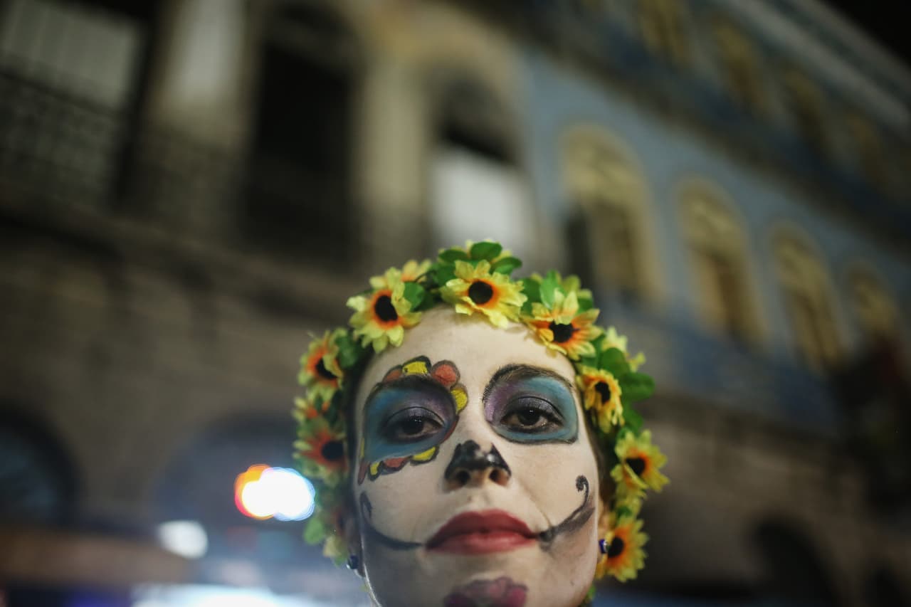 La conmemoración se centra en recordar a los seres queridos fallecidos, mientras que las comunidades y familias se reúnen para rezar por el bienestar espiritual de los que ya no están.