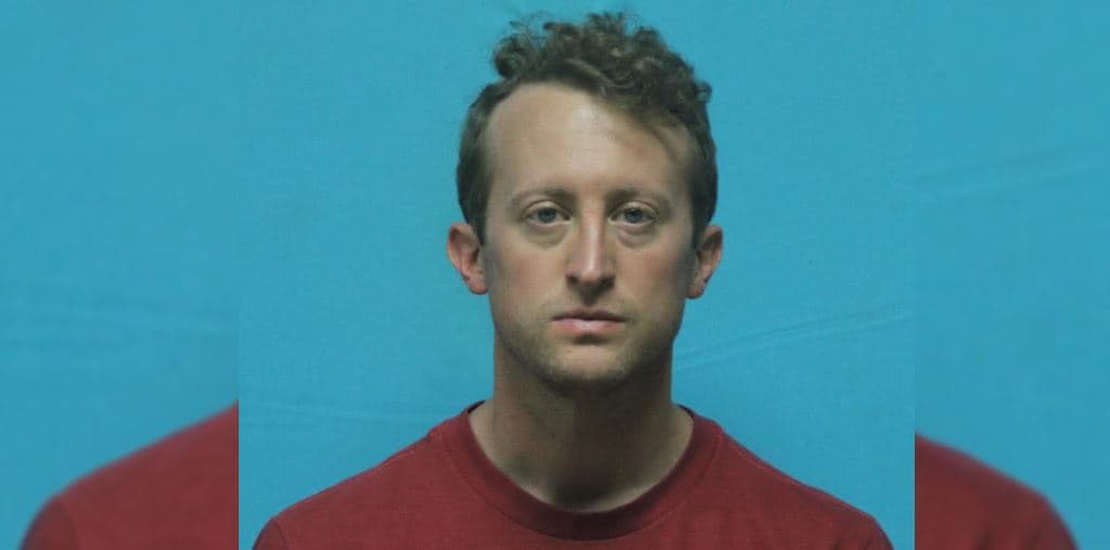 Arrestan a un maestro del distrito escolar de Keller bajo varios cargos de indecencia con un menor