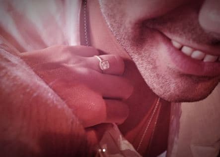 "¡Un millón de veces sí!", escribió la hija de Ricardo Arjona junto a esta imagen en la que muestra el anillo y una parte del rostro de su prometido.