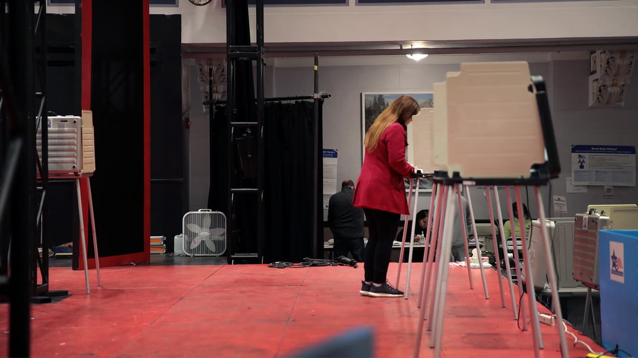 <b>¿Qué necesitas para emitir tu voto?</b>
<br>Legalmente, Illinois no requiere alguna credencial para votantes (con excepción de primeros registros si hiciste cambios en tu registro) ; sin embargo, siempre es de utilidad que lleves contigo alguna identificación.
<br> Si
<b>tienes dudas</b> o deseas consultar
<b>tu estatus de votante</b>, puedes hacerlo
<b><a href="https://ova.elections.il.gov/RegistrationLookup.aspx" target="_blank">en esta página</a></b>.