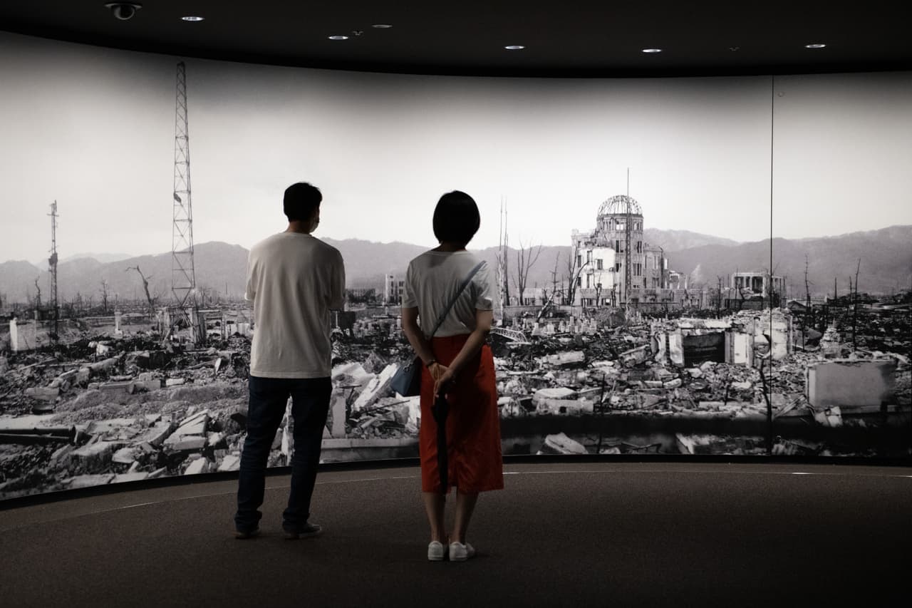 Visitantes del Museo Memorial de la Paz de Hiroshima observan una fotografía panorámica a gran escala de las secuelas del ataque con bomba atómica en Hiroshima.
