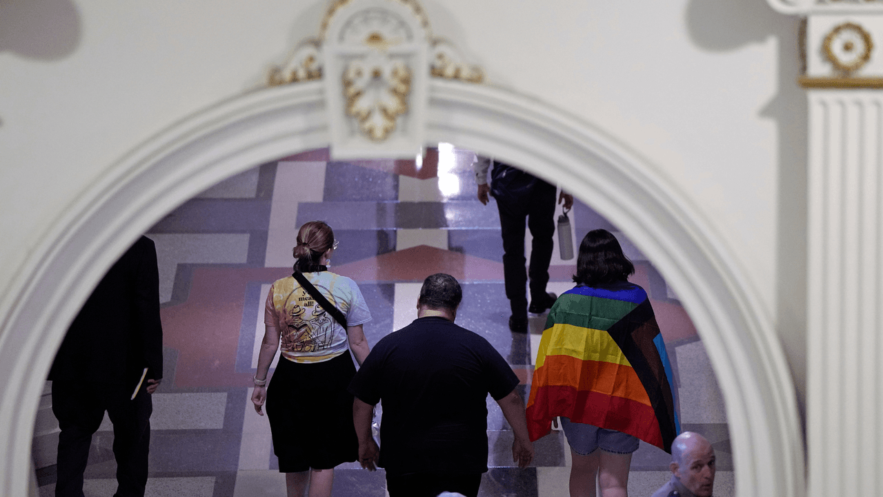 Organizaciones prometen una demanda ante ley texana contra cuidado médico para menores transgénero