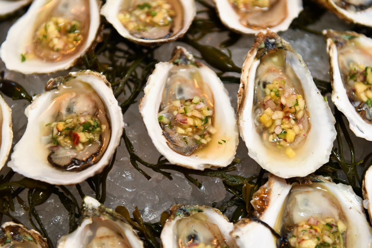 Según dijo el administrador del local, las ostras son de Luisiana. Los CDC revisaron la cocina del lugar y les permitieron seguir vendiendo ostras.
<br>