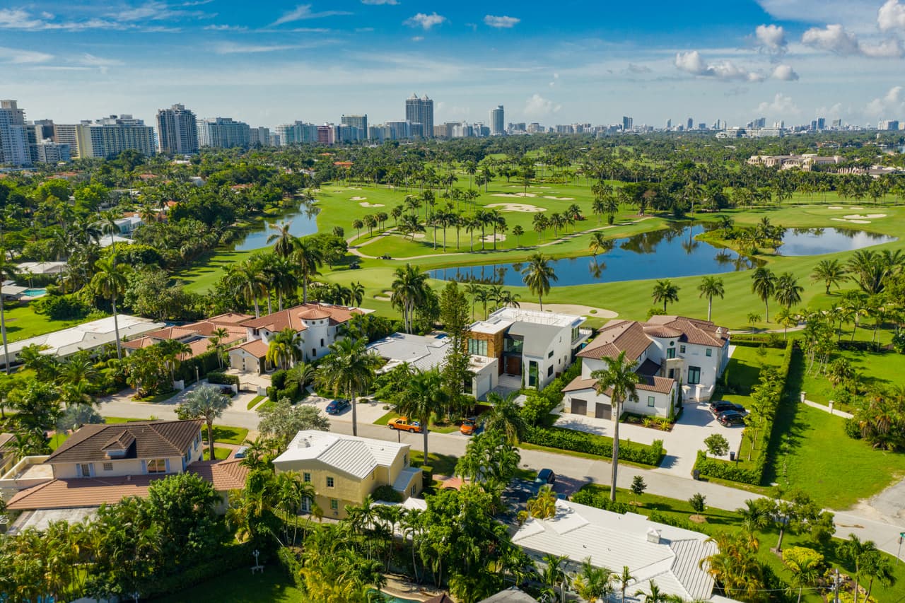 <b>Puesto 5. Miami-Fort Lauderdale-West Palm Beach (Florida). Variación en el precio de venta promedio de la vivienda entre 2010 y 2020: +120.6% (pasó de $125,050 a $275,900).</b> El 19.6% del empleo en esta zona está en industrias en riesgo por el covid-19.
<br>
