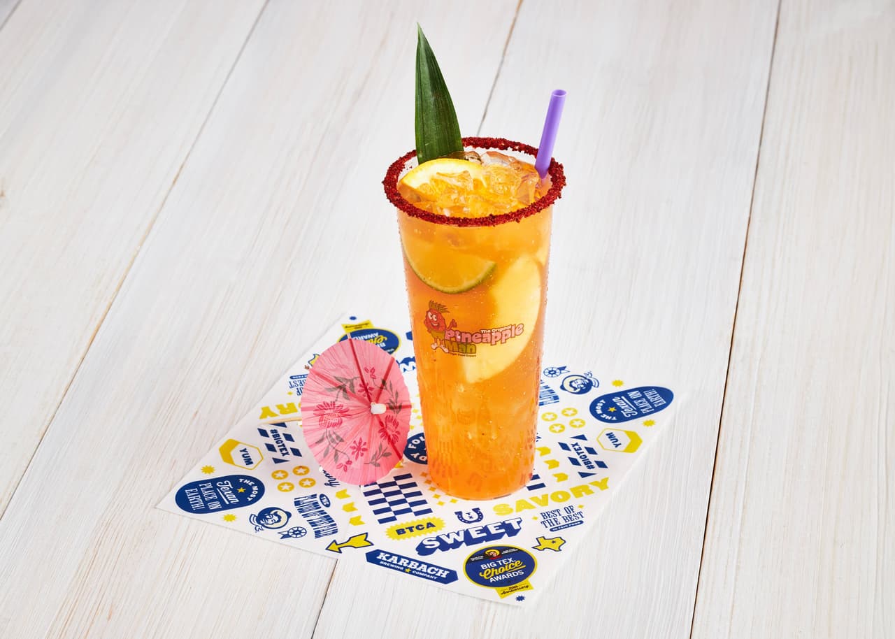 <b>Tropical Two-Step Punch</b>
<br>Y una bebida fresca es este ponche de frutas como cítricos, maracuyá y mango. Lo venden con y sin alcohol.