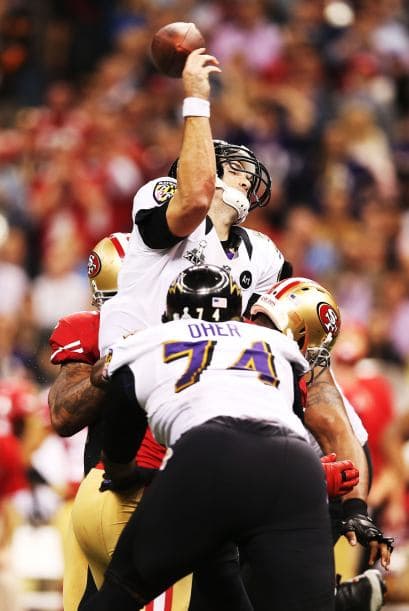 La gran fiesta deportiva del año en Estados Unidos, el Super Bowl de la Liga Nacional de Fútbol Americano (NFL), en su cuadragésima séptima edición, ya forma parte de la historia con los Ravens de Baltimore como nuevos campeones al vencer por 34-31 a los 49ers de San Francisco. Los pronósticos se cumplieron, los Ravens llegaron al Mercedes-Benz Super Dome de Nueva Orleans con el mejor mariscal de campo del momento, Joe Flacco, y la mejor defensa de la NFL, ambos factores se hicieron presentes en los momentos decisivos que hicieron posible el triunfo y el conseguir el segundo trofeo Vince Lombardi en la historia de la franquicia de Baltimore. Flacco, de 28 años, fue el líder perfecto en la primera parte al conseguir tres pases de anotación, que lo dejaron como el sexto mariscal que lo consigue en la historia del Super Bowl y una ventaja parcial de 21-6 al descanso que sería decisiva. El safety Ed Reed, nativo de New Orleans, empataría la mejor marca de la fase final de la NFL con nueve robos aéreos, mientras que Kaepernick quedaría con la mancha de la interceptación que sufrió. Antes que se diese el ya histórico apagón, el primero en un Super Bowl, el receptor abierto Jacoby Jones también quiso entrar en los libros de las marcas al conseguir nada más comenzar el tercer periodo al regresar 108 yardas de "touchdown" una devolución de balón, la mejor de todos los tiempos. Kaepernick y los 49ers vivieron los momentos estelares del partido al conseguir 23 puntos en menos de 13 minutos, 17 fueron consecutivos. Lewis, no brilló como en el primer Super Bowl del 2001 cuando ganó el premio de Jugador Más Valioso (MVP), que esta vez le fue con todos los honores a Flacco, al completar 22 de 33 pases para 287 yardas, sin interceptaciones, pero hizo seis derribos y cuatro fueron "placajes" solitarios. Suficientes para que los Ravens lograsen el segundo trofeo Vince Lombardi en su historia y Lewis pudiese cerrar con broche de oro su legado de 17 temporadas brillantes dentro de la competición de la NFL. Mientras que la revelación de la temporada Kaepernick confirmó que es un mariscal muy especial, lleno de energía, que corre como nadie, que tiene un dinamismo único, pero que todavía no pudo emular a los legendarios Montana y Young, que lo precedieron al frente de los 49ers en los cinco Super Bowls que disputaron y que consiguieron ganar. Los jugadores de los 49er, encabezados por el corredor Frank Gore insistieron que su equipo fue mejor como conjunto que los Ravens se aprovecharon de acciones aisladas. Pero el marcador final estableció que los ganadores fueron los Ravens, por eso dos hermanos, John y Jim Harbaugh, los primeros en la historia de la NFL que dirigieron a los equipos que disputaron un título de Super Bowl, al concluir el partido fueron al encuentro y se dieron un gran abrazo.