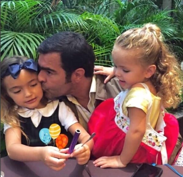 El cantante mexicano no pierde oportunidad para estar siempre al lado de sus hijas y se nota que ellas lo adoran.