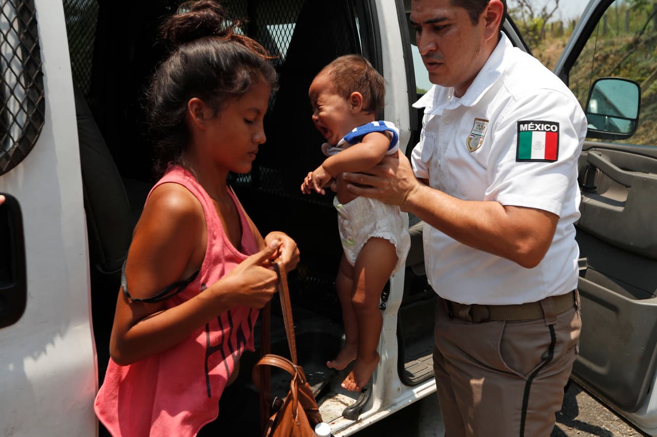 México dio la bienvenida a la primera caravana migrante el año pasado, pero el recibimiento se ha ido volviendo más frío después de que decenas de miles de personas colapsaran los cruces fronterizos con EEUU, causando demoras en la frontera.