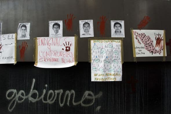 Durante todo el recorrido, fueron visibles las fotografías de los estudiantes desaparecidos y mensajes alusivos al hecho.