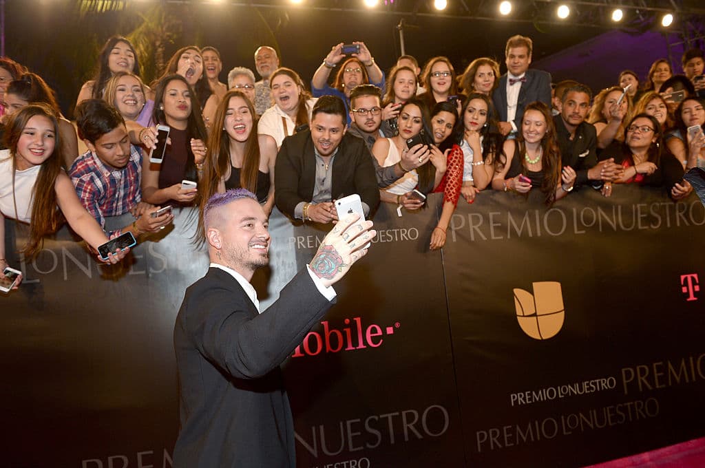 Desde siempre, J Balvin se ha mostrado como un artista sencillo y cercano a sus seguidores, como se puede apreciar en esta imagen de su llegada a los PLN 2016. Al término de la noche el cantante se llevó el premio a Artista del Año y Álbum Urbano del Año (‘La Familia B Sides’).