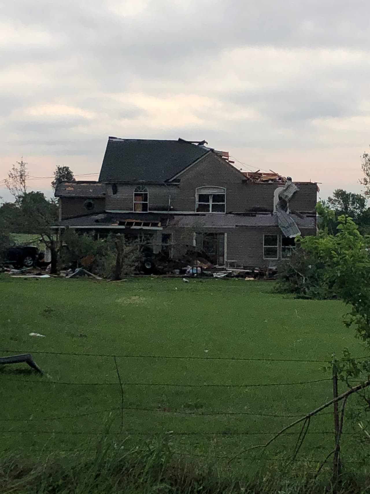 El norte de Texas estuvo bajo varias alertas y
<a href="https://www.univision.com/local/dallas-kuvn/decenas-de-viviendas-afectadas-lo-que-deja-la-fuerte-tormenta-del-lunes-en-el-condado-de-ellis-video">avisos por tornado y granizo este lunes por la noche.</a>
<br>