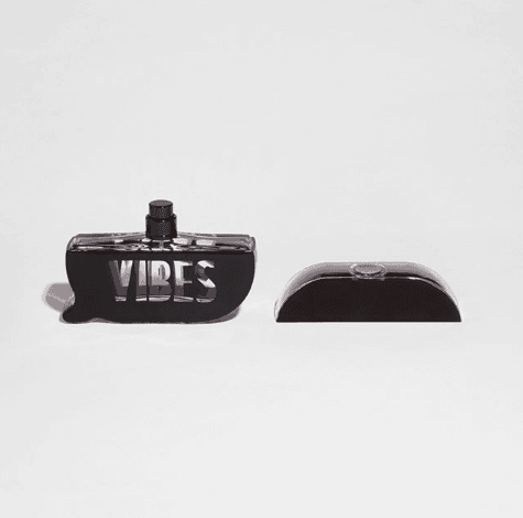 De acuerdo con TMZ, una compañía de Chicago demandó a Kardashian por el supuesto plagio del logotipo de Kimoji Vibes- uno de los tres aromas- alegando que la imagen es casi idéntica a la de dicha empresa.