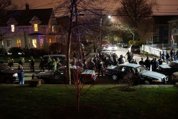 La policía confirmó vía Twitter, la detención del segundo sospechoso de los atentados del pasado lunes en el maratón de Boston (EE.UU.) y que había sido acorralado en el barrio de Watertown. "CAPTURADO!!! La caza se ha acabado. La búsqueda ha terminado. Se acabó el terror. Y la justicia ha ganado. El sospechoso está bajo custodia", se lee en el tuit de la policía de Boston. A lo largo de toda la jornada un extraordinario despliegue policial había perseguido a Dzhokhar Tsarnaev, un joven de 19 años de origen chechén, presunto coautor de los atentados. Según el diario Boston Globe, Tsarnaev fue capturado después de un tiroteo en el que resultó herido, por lo que está siendo trasladado al Hospital Mount Auburn de Cambridge. Un oficial le dijo al diario que el joven, de 19 años, se encuentra consciente. La noticia de su captura fue acogida con aplausos por el público que salió de sus casas.