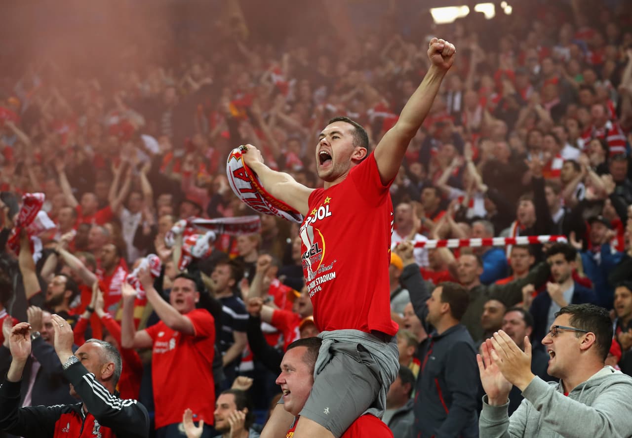 Aficionados de Liverpool y Sevilla se lían a golpes en las gradas de St. Jakob-Park