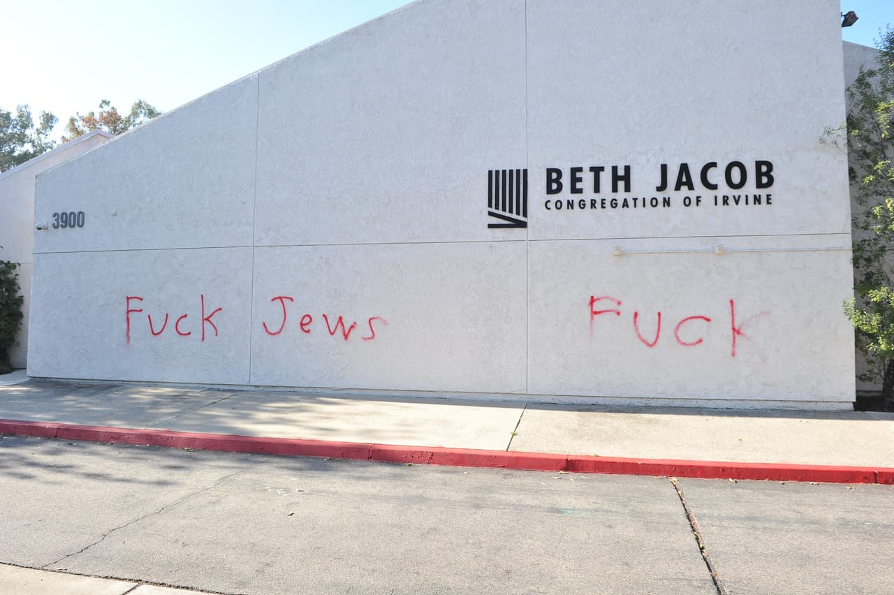 Los grafitis que pintaron en la pared de la sinagoga en Irving, California.