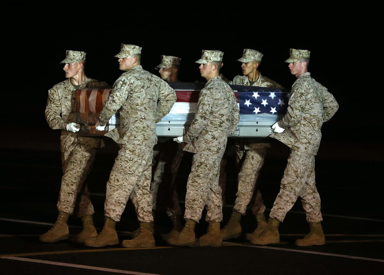 Un grupo de soldados trasladó el ataúd con los restos de Christopher O Grant en la base aérea Dover, Delaware, el 23 de octubre de 2013. El militar, oriundo de Richwood, Louisiana, murió en un combate en la provincia de Helmand, en Afganistán.
<br>
<br>Los combatientes afganos derrotaron al ejército británico en el siglo XIX y al ejército soviético en la década de 1980.
<br>