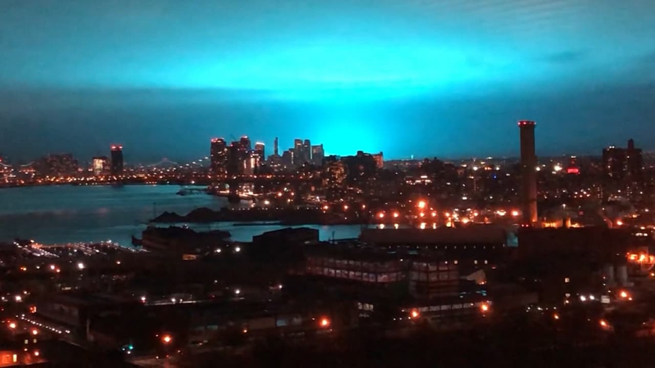"No son aliens": el cielo nocturno de Nueva York se tornó azul intenso tras una explosión en Queens