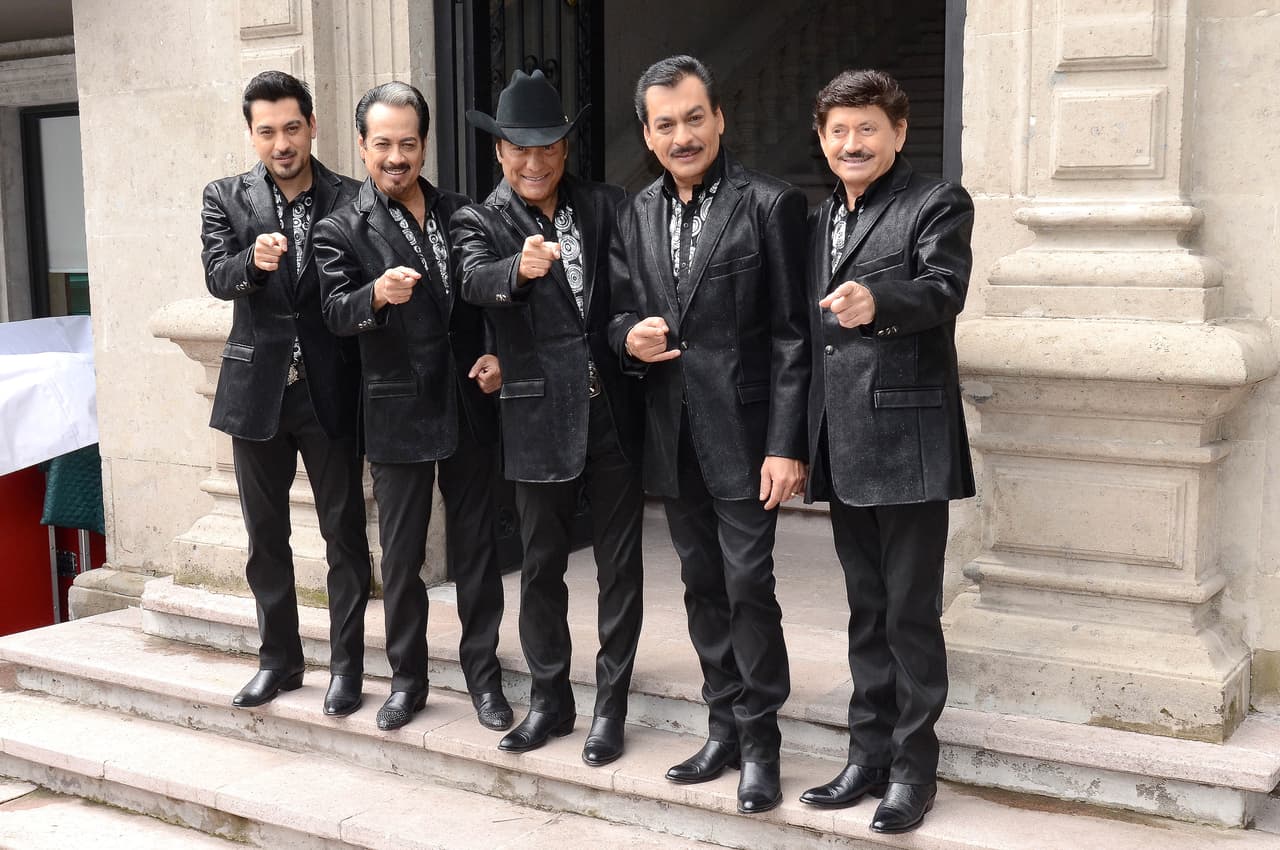 “Y visitando a los gobiernos para que a la gente que está involucrada en la cuestión política para que los ayuden, para que nuestros mexicanos y nuestros latinos, la gente que vive en aquel país (EEUU) y la que está ilegal pueda resolver los problemas que tienen”, dijo Hernández.