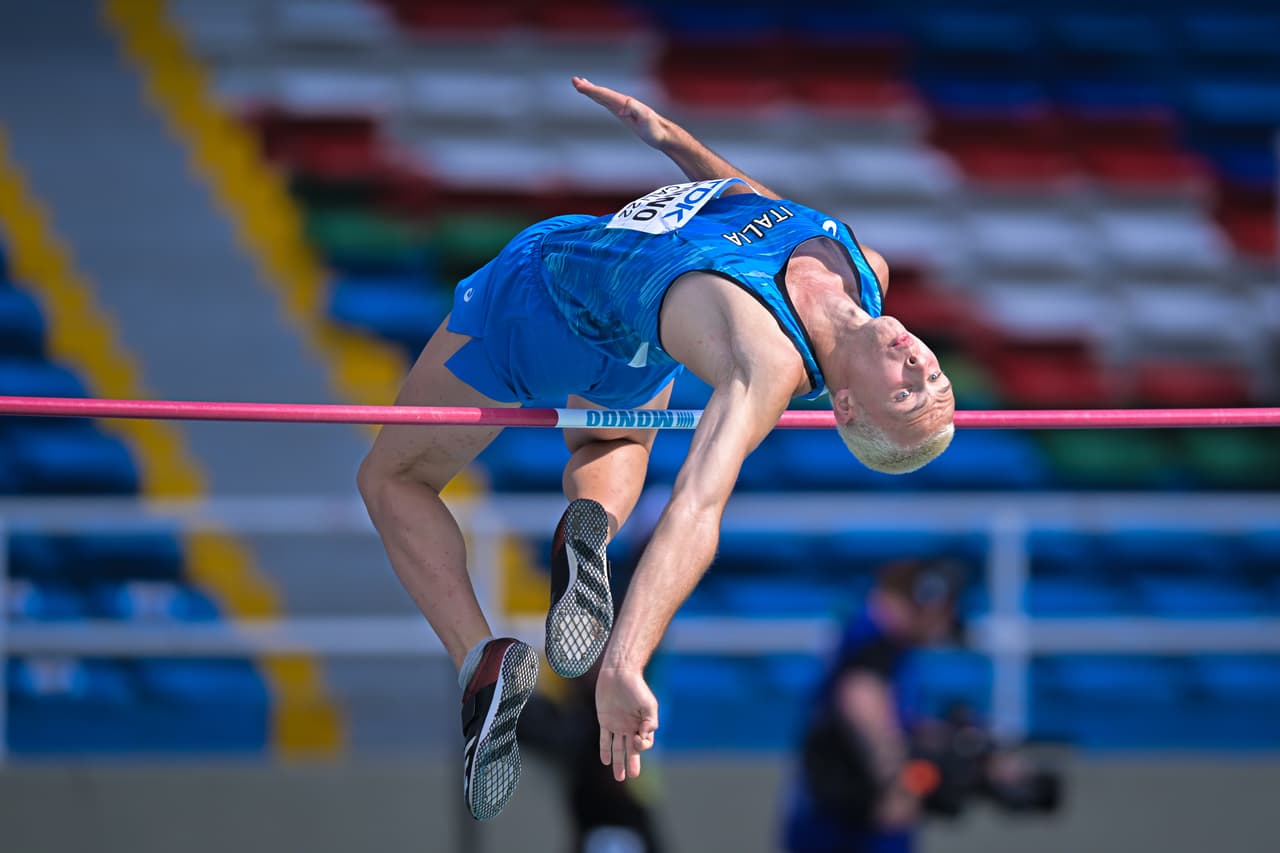 Atleta pierde carrera por no usar calzoncillos: mientras corría se acomodaba el short para que no quedaran expuestos sus genitales