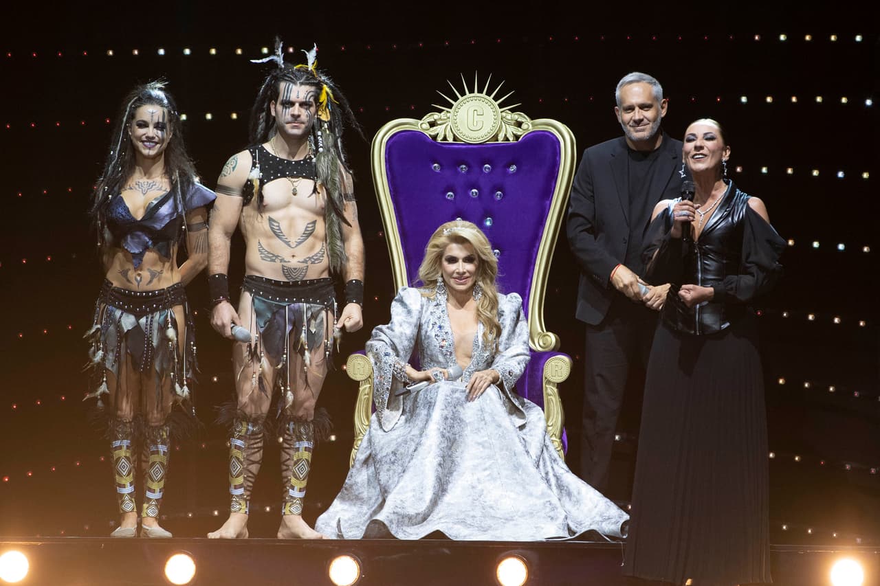 La noche inició con Pía y Adrián di Monte como campeones de canto; Arath de la Torre, campeón de imitación y Dulce, campeona de canto. La pregunta era, ¿terminarían los cuatro de nuevo en el trono?