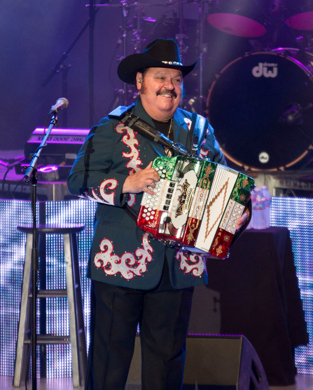 En el 2009, el intérprete de 'Tragos de amargo licor' fue detenido mientras amenizaba una fiesta de narcotraficantes en Cuernavaca, Morelos, donde supuestamente estaba 'La Barbie'.