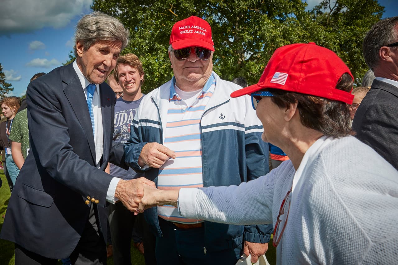 El político demócrata y exsecretario de estado John Kerry estuvo presente en la ceremonia del cementerio Normando Estadounidense. Los desembarcos en Normandía siguen siendo la mayor invasión anfibia de la historia y allanaron el camino para la derrota de los nazis.