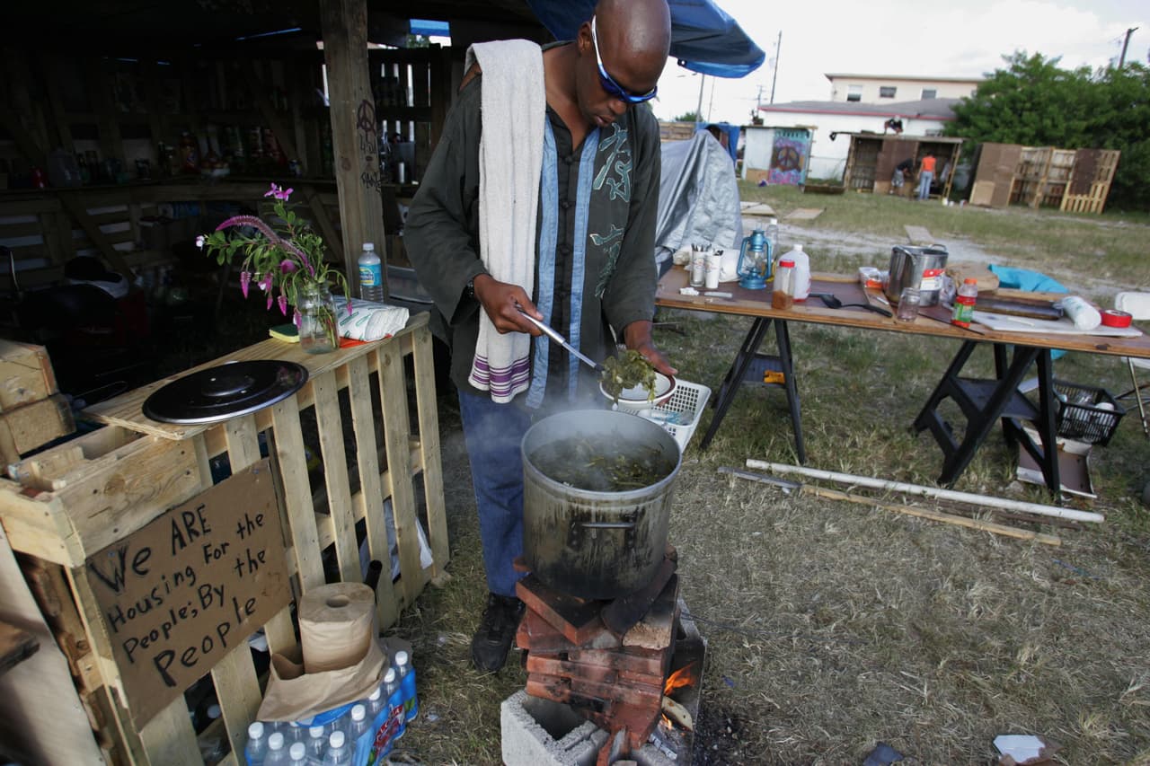 La investigación de la compañía WalletHub ubicó a Miami en el quinto lugar entre las ciudades con más estrés de Estados Unidos, solo por detrás de Newark (Nueva Jersey), Detroit (Michigan), Cleveland (Ohio) y Jackson (Mississippi). En la foto se ve a Jonathan, un hombre sin hogar que ha estado viviendo en las calles de Miami durante 16 años, se sirve un plato de verduras cocidas cerca de una cocina improvisada que llaman el "Café de la Libertad", en un lote vacante en el vecindario Liberty City.