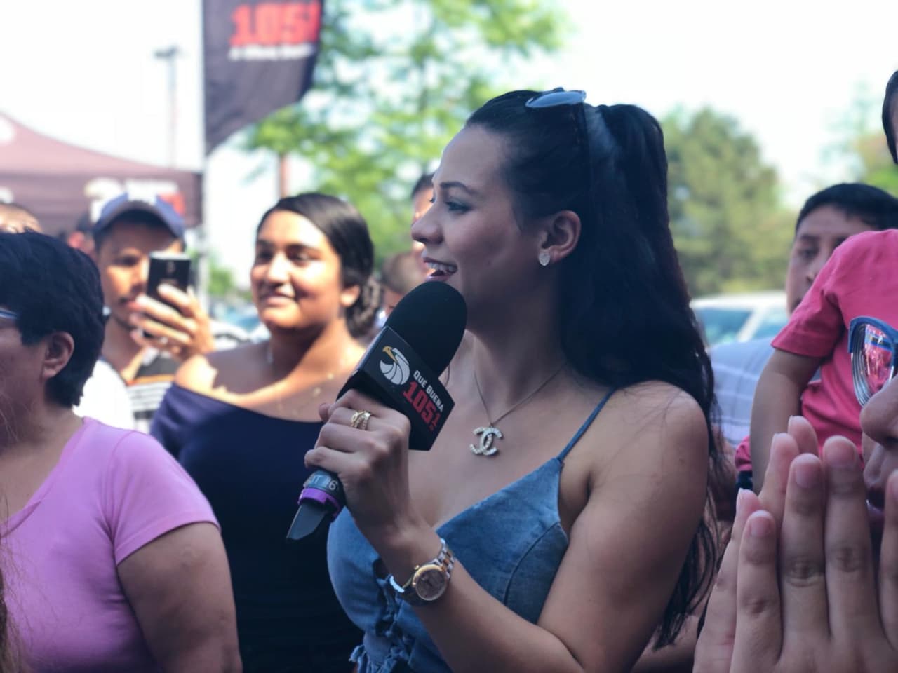 A Carla la rodearon sus seguidores y ella les respondió con una linda sonrisa.