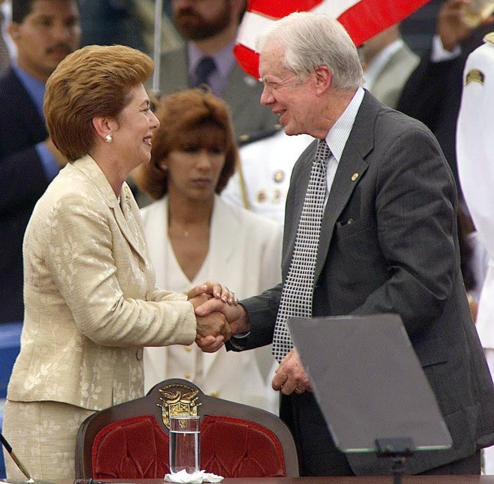 Mireya Moscoso, presidenta de Panamá y el ex presidente de Estados Unidos Jimmy Carter en 1999, luego de firmar el acuerdo para que el país centroamericano administre y controle el canal. La "Comisión del Canal de Panamá" norteamericana dejó de existir, pasando la administración a la Autoridad del Canal de Panamá.